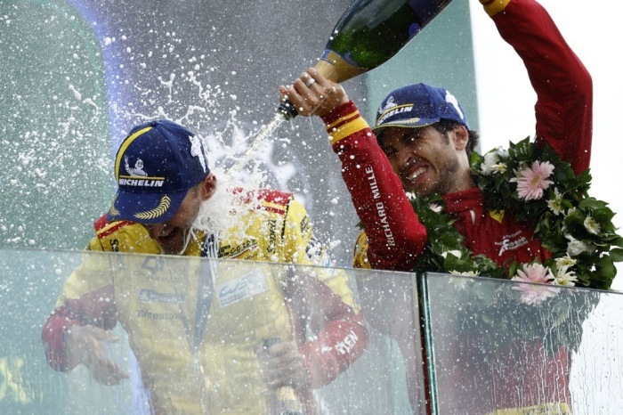 Robert Kubica und Antonio Giovinazzi feiern den Ferrari-Sieg bei der 93. Auflage der 24 Stunden von Le Mans. Foto: epa/Yoan Valat