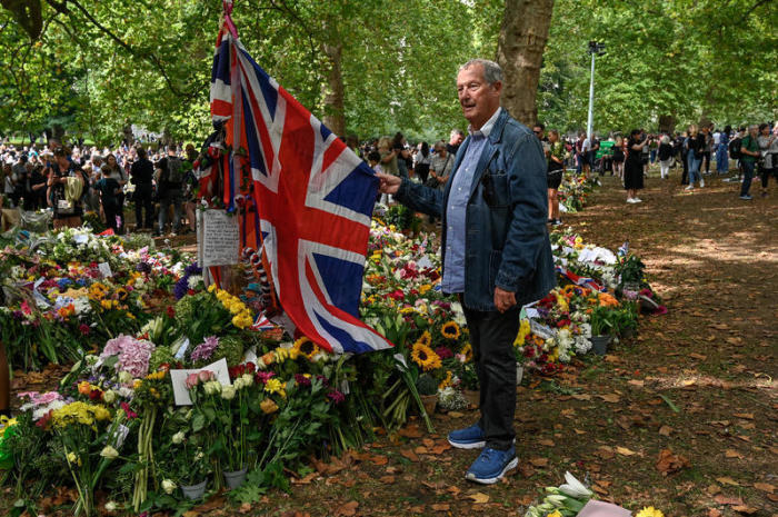 Britische Bürger und Touristen ehren Königin Elizabeth II. vor den Toren des Buckingham Palace, London. Foto: Julien Mattia