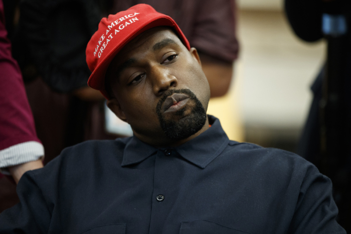 US-Rapper Kanye West hört während eines Treffens mit US-Präsident Trump im Oval Office des Weißen Hauses der Frage eines Reporters zu. Foto: Evan Vucci/Ap/dpa