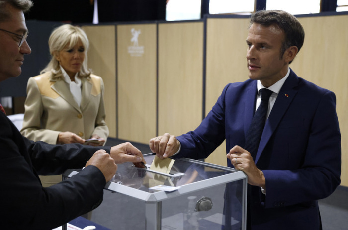 Emmanuel Macron, Präsident von Frankreich, und seine Frau Brigitte geben in einem Wahllokal ihre Stimmen in der ersten Runde der französischen Parlamentswahl ab. Foto: Ludovic Marin