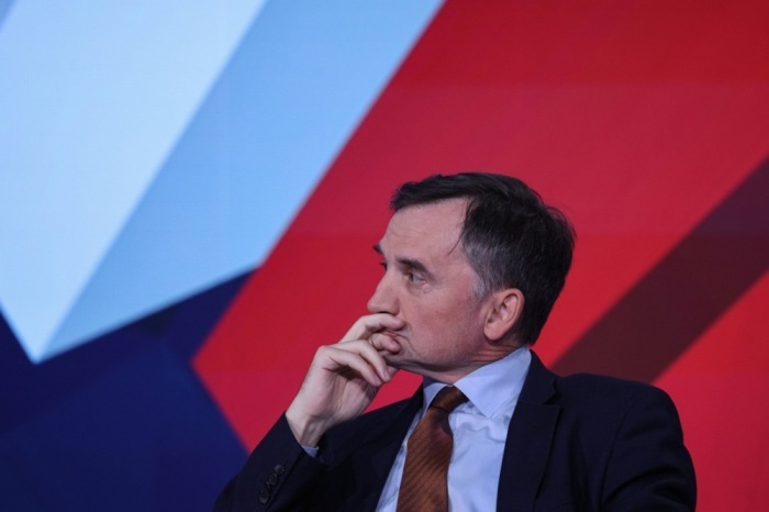 Der polnische PiS-Politiker Zbigniew Ziobro nimmt auf dem Programmparteitag der Partei Recht und Gerechtigkeit in Katowice an einer Debatte teil. Foto: EPA/Art Service