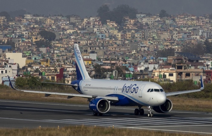 Ein Flugzeug von IndiGo auf dem Rollfeld. Die Airline setzt die Krabi-Verbindung vorübergehend aus. Archivbild: epa/Narendra Shrestha