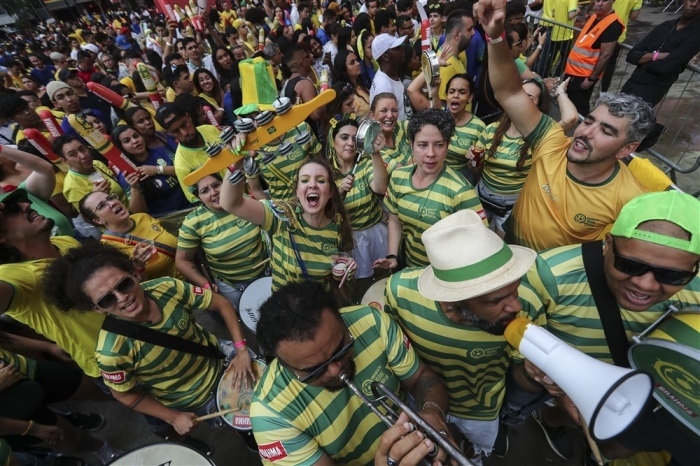 Zuschauer reagieren bei der Übertragung des Fußballspiels der Gruppe G der FIFA Fußball-Weltmeisterschaft 2022 zwischen Kamerun und Brasilien. Foto: epa/Sebastiao Moreira