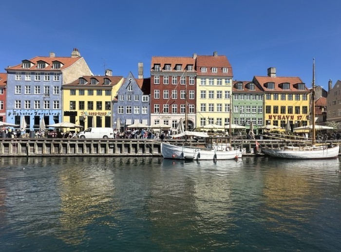 Im Kopenhagener Nyhavn liegen Boote an der Kanalmauer. Foto: Steffen Trumpf/dpa/dpa-tmn
