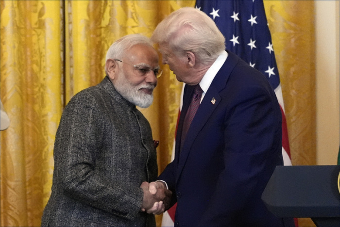 US-Präsident Donald Trump und Indiens Premierminister Narendra Modi geben sich während einer Pressekonferenz im East Room des Weißen Hauses die Hand. Foto: Alex Brandon/Ap/dpa
