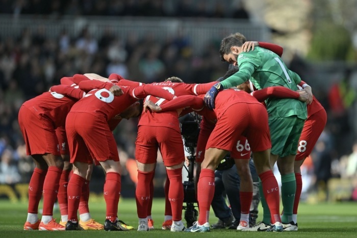 Die Spieler von Liverpool versammeln sich während des Spiels der englischen Premier League zwischen Fulham FC und Liverpool FC in London. Foto: epa/Vince Mignott
