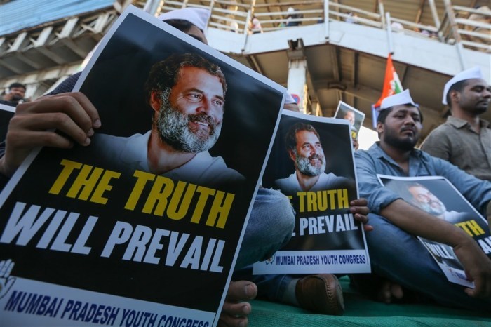 Unterstützer des indischen Kongresses halten Plakate während eines stillen Protests in Mumbai. Foto: epa/Divyakant Solanki