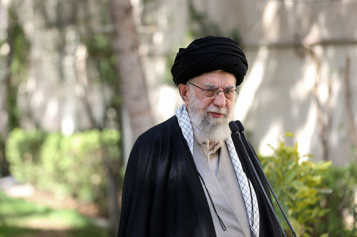 Dieses auf der offiziellen Website vom Büro des iranischen Obersten Führers veröffentlichten Foto zeigt Ajatollah Ali Chamenei, Oberste Führer des Iran, bei einer Rede nach dem Pflan... Foto: Uncredited/Office Of The Iranian Supreme Leader/ap/dpa