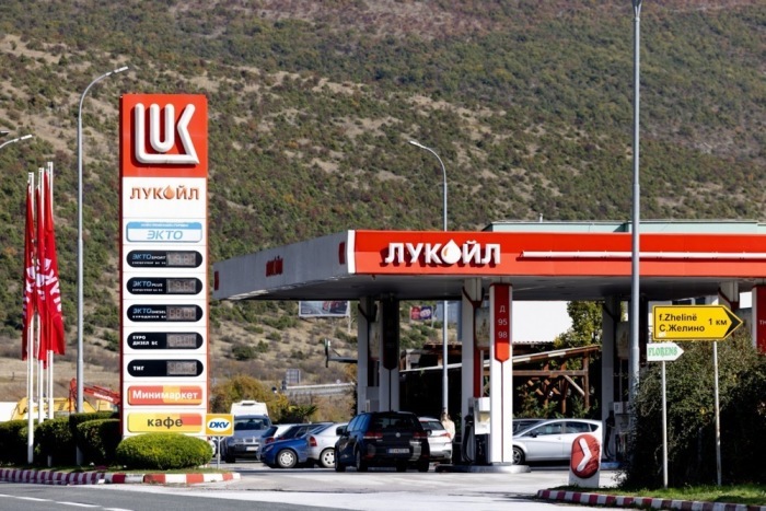 Autos stehen an einer Lukoil-Tankstelle nahe Skopje. Der russische Ölkonzern will wegen US-Sanktionen seine Auslandsbeteiligungen verkaufen. Foto: epa/Georgi Licovski