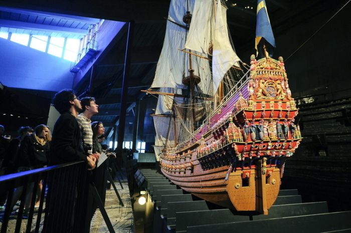 Besucher schauen auf ein Model des Schiffes Vasa im Vasa-Museum in Stockholm. Foto: Anders Wiklund/Scanpix Sweden/dpa