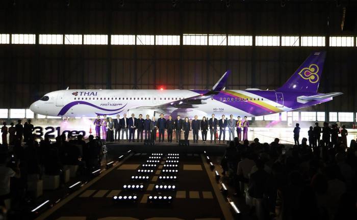 Gruppenfoto vor dem ersten Airbus A321neo von Thai Airways während der offiziellen Präsentation im Hangar. Fotos: Thai Airways International