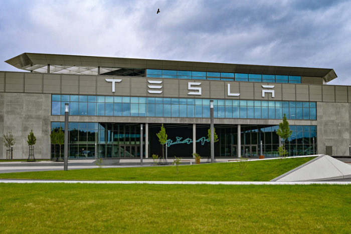 Dunkle Wolken ziehen über das Werk der Tesla-Autofabrik. Der angekündigte Personalabbau bei Tesla trifft auch das einzige europäische Werk bei Berlin. Foto: Patrick Pleul/dpa