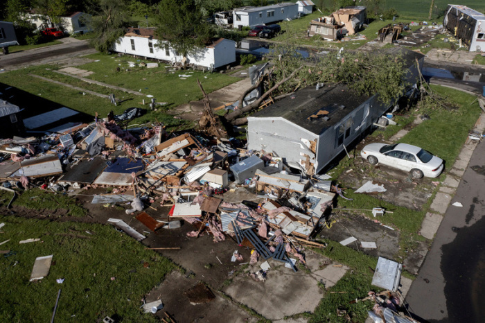 Vom Sturm beschädigte Mobilheime sind im Pavilion Estates Wohnmobilpark östlich von Kalamazoo von Trümmern umgeben. Foto: Neil Blake/The Grand Rapids Press/ap/dpa