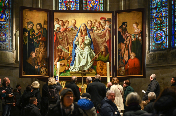 Besucher vor dem Cranach-Triegel-Altar im Naumburger Dom. Foto: Heiko Rebsch/dpa
