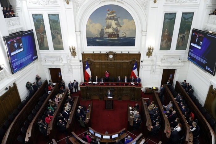 Der chilenische Präsident Gabriel Boric (C) während der konstituierenden Sitzung des Verfassungsrates im Rahmen des Verfassungsprozesses in Santiago de Chile. Foto: epa/Elvis Gonzalez