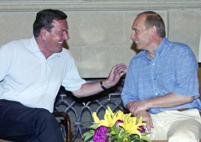 Präsident Wladimir Putin (R) lächelt im Gespräch mit Bundeskanzler Gerhard Schröder (L). Archivfoto: epa/DMITRY ASTAKHOV RUSSLAND OUT
