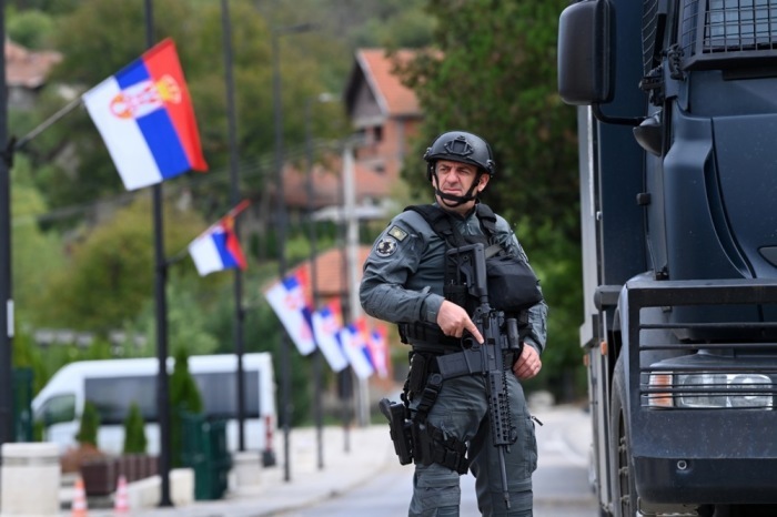 Eine bewaffnete Kosovo-Polizei patrouilliert im Dorf Banjska. Foto: epa/Georgi Licovski