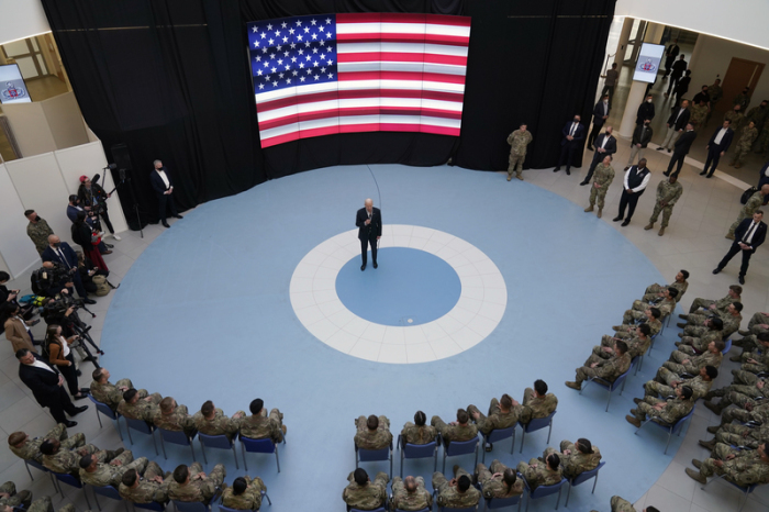 Joe Biden (M), Präsident der USA, spricht zu Mitgliedern der 82. Luftlandedivision in der G2A-Arena. Foto: Evan Vucci