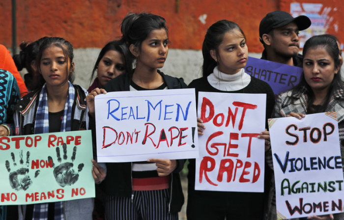 Aktivistinnen halten Banner und protestieren gegen Vergewaltigung und Gewalt gegen Frauen und Mädchen in Indien. Foto: Manish Swarup/Ap/dpa