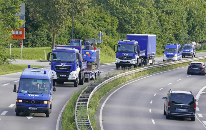 Fahrzeuge des Technischen Hilfswerkes (THW) starten von Rosenheim aus nach Slowenien, um dort die Aufräumarbeiten und den Brückenbau in den Hochwassergebieten zu unterstützen. Foto: Uwe Lein/dpa