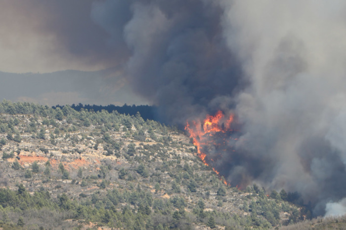 Die Flammen breiten sich in der Nähe des Dorfes Villanueva de Viver in Aragonien aus. Foto: Javier Escriche/Europa Press/dpa