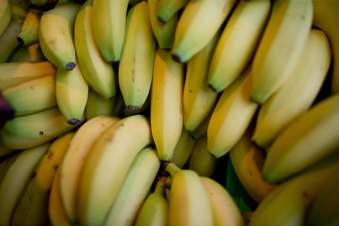 Bananen liegen am 04.02.2016 in einer Kiste in einem Supermarkt in Nürnberg. Foto\ Daniel Karmann/dpa