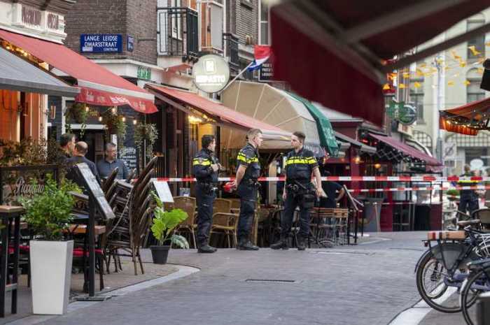 Polizisten ermitteln im Leidseplein im Zentrum von Amsterdam, nachdem ein Unbekannter auf den prominenten Kriminalreporter Peter R. de Vries geschossen hat. Foto: Evert Elzinga
