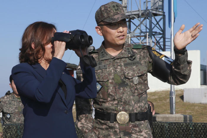 Die US-Vizepräsidentin Kamala Harris besucht die DMZ. Foto: epa/Yonhap