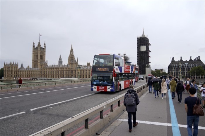 Touristenbus auf der Westminster Bridge im Zentrum Londons. Foto: epa/Will Oliver