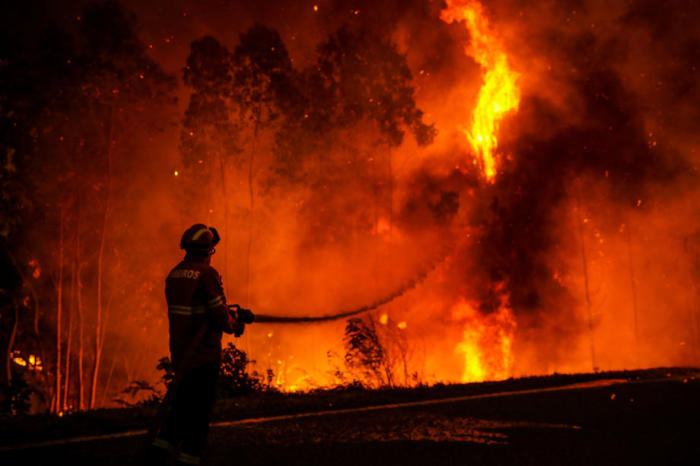 Ein Waldbrand wütet in der Umgebung des Dorfes Memoria in der Gemeinde Leiria im Zentrum Portugals. Foto: epa/Paulo Cunha