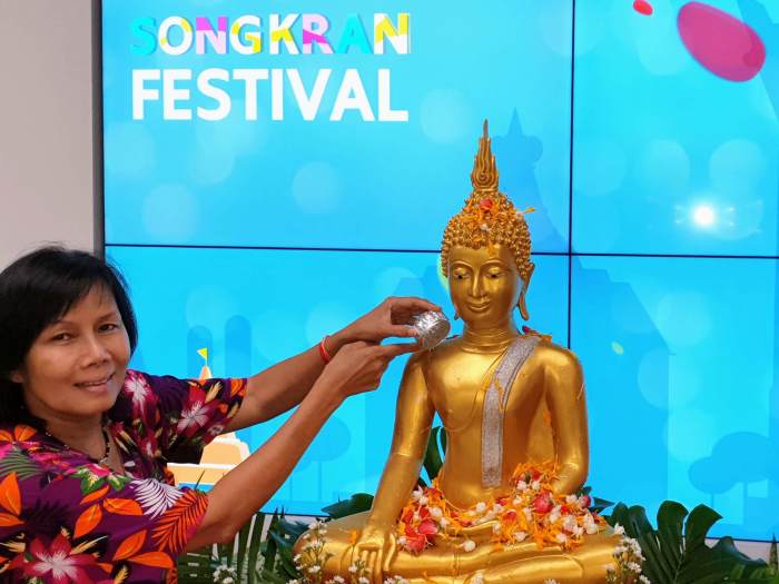 Herausgeberin von DER FARANG, Bussaba Rüegsegger, bei der rituellen Waschung einer Buddha-Statue während der Songkran-Feierlichkeiten in Pattaya. Archivfoto: Rüegsegger