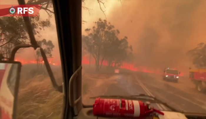 Feuerwehrleute versuchen ein Buschfeuer im australischen New South Wales zu löschen. Foto: NSW FIRE AND RESCUE/Aap/dpa