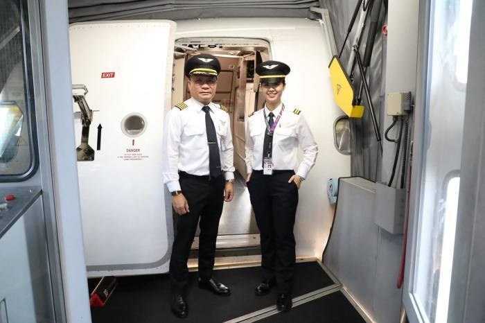 Die Erste Offizierin Pannathorn Tangrungruangchai und ihr Flugkapitän vor dem Einstieg in den Airbus A320 von Thai Airways. Bild: THAI Corporate Communications