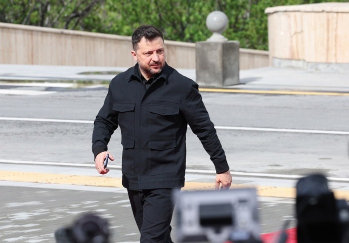 Volodymyr Zelenskyy trifft zum Gipfel der Europäischen Politischen Gemeinschaft in Jerewan ein. Im Mittelpunkt stehen Sicherheit, Wirtschaft und Energie in Europa. Foto: epa/Hayk Baghdasaryan