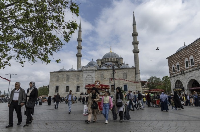 In Istanbul gehen Menschen am Tag nach der zweiten Runde der Präsidentschaftswahlen an der Neuen Eminonu-Moschee vorbei. Foto: epa/Erdem Sahin