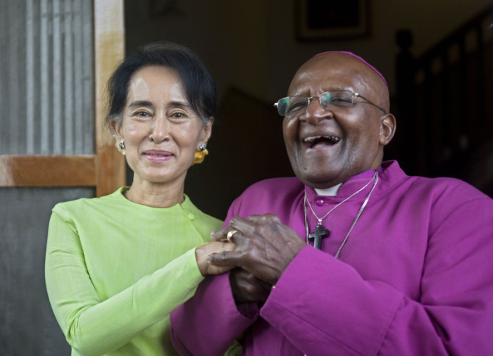  Friedensnobelpreisträger Desmond Tutu und Friedensnobelpreisträgerin Aung San Suu Kyi bei einem Treffen am 26. Februar 2013 in Myanmar. Foto: epa/Lynn Bo Bo