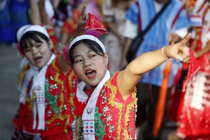 Karenische Mädchen führen traditionelle Tänze während der Feierlichkeiten zum Karen-Neujahr in Yangon auf. Das Fest markiert den Beginn des Pyatho-Monats im Myanmar-Kalender. Foto: epa/Nyein Chan Naing