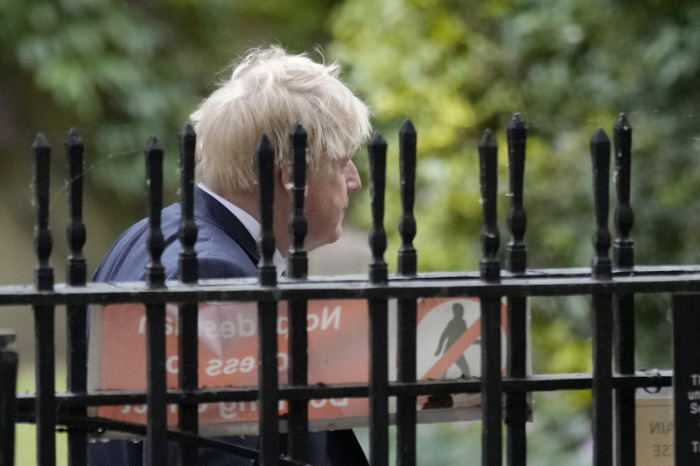 Boris Johnson, Premierminister von Großbritannien, geht zu einer Pressekonferenz in der Downing Street. Foto: Kirsty Wigglesworth