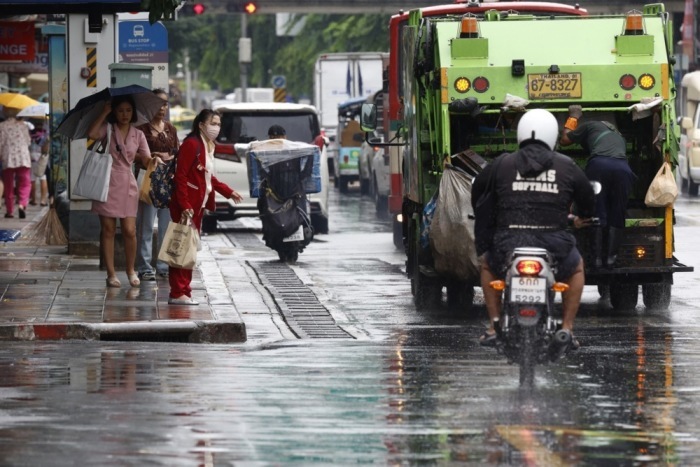 Regenfälle und Gewitter beeinträchtigen vielerorts den Alltag. Das Wetteramt warnt vor Starkregen und möglichen Überschwemmungen. Foto: epa/Narong Sangnak