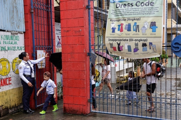 Ein Schüler verlässt nach Unterrichtsausfall wegen starker Regenfälle eine Grundschule in Quezon City. Foto: epa/Rolex Dela Pena