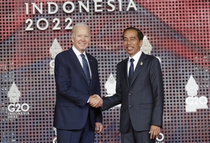 Der indonesische Präsident Joko Widodo (R) begrüßt US-Präsident Joe Biden bei dessen Ankunft zum G20-Gipfel in Bali. Foto: epa/Mast Irham / Pool