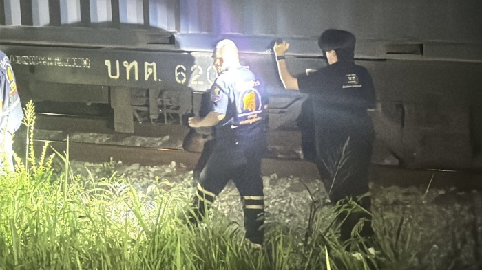 Einsatzkräfte sichern Spuren am Güterzug, nachdem ein Mann auf den Gleisen ums Leben gekommen war. Bild: TMN.TV