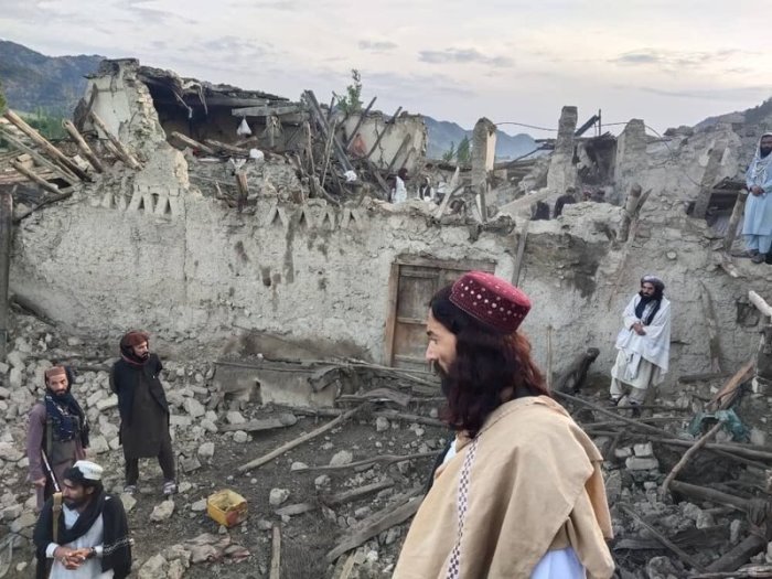 Auf diesem von der staatlichen Nachrichtenagentur Bakhtar veröffentlichten Foto betrachten Afghanen die Zerstörung durch ein Erdbeben in der ostafghanischen Provinz Paktika. Foto: Uncredited