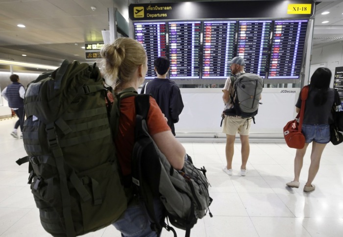 Blick auf die Abflugtafeln in Bangkok: 86 Airlines beantragen neue Slots für Thailand im Sommerflugplan 2026. Foto: epa/Narong Sangnak