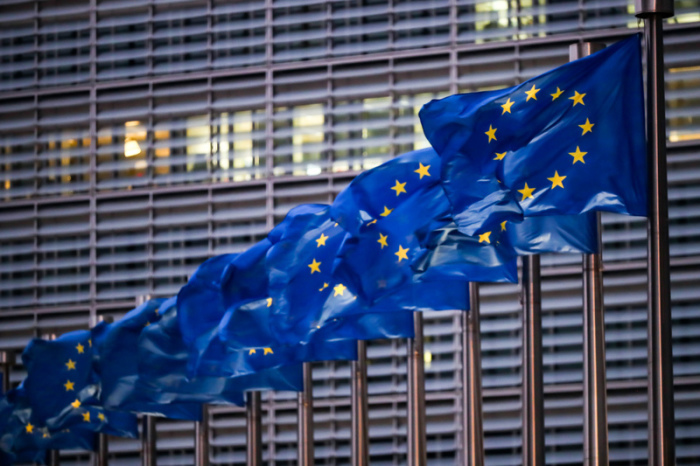 Europaflaggen wehen vor dem Sitz der EU-Kommission. Thema des zweitägigen Treffens ist unter anderem der Vorschlag der EU-Kommission für eine konkrete EU-Beitrittsperspektive für Moldau und die Ukraine. Foto: Zhang Cheng/Xinhua/dpa