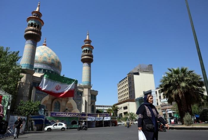 Eine Frau geht an einer Moschee in Teheran vorbei, während die diplomatischen Spannungen zwischen den USA und dem Iran weiter anhalten. Foto: EPA/Abedin Taherkenareh