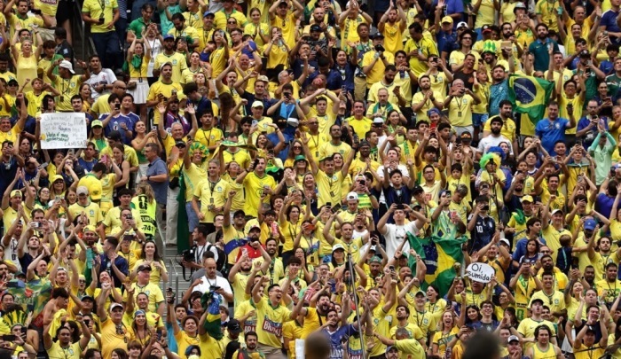 Brasilianische Fans feiern in Houston den 2:1-Sieg ihrer Mannschaft gegen Japan und den Einzug ins Achtelfinale der WM 2026. Foto: Christopher Neundorf/epa/dpa