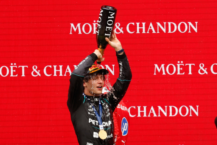 Formel-1-Weltmeisterschaft, Grand Prix von Belgien, Rennen. Der Mercedes-Pilot Andrea Kimi Antonelli aus Italien jubelt auf dem Podium über seinen Sieg. Foto: Geert Vanden Wijngaert/Ap/dpa