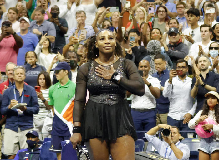 Die Amerikanerin Serena Williams gestikuliert nach ihrer Niederlage gegen die Australierin Ajla Tomljanovic. Foto: epa/Jason Szenes
