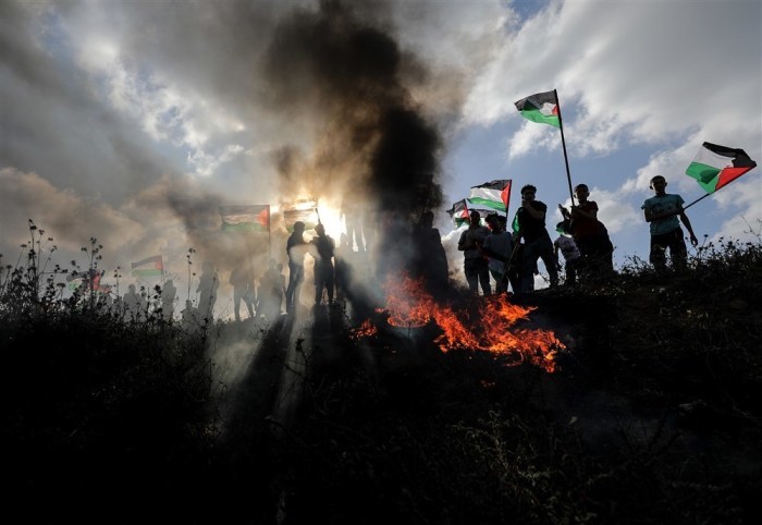 Palästinensische Demonstranten veranstalten einen 